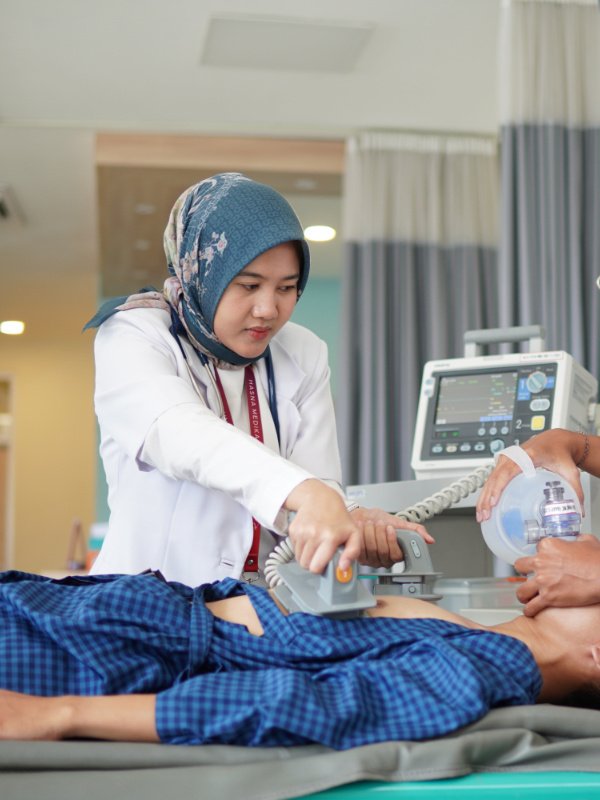 emergency tim igd hasna medika sigap menangani pasien gawat darurat